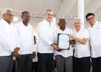 Abinader entrega 1,130 títulos más en El Tamarindo