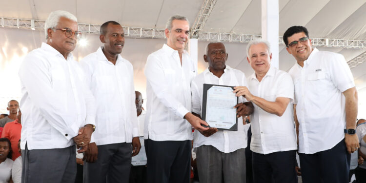 Abinader entrega 1,130 títulos más en El Tamarindo