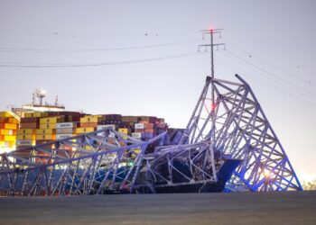Carguero que derrumbó puente perdió propulsión antes de colisionar