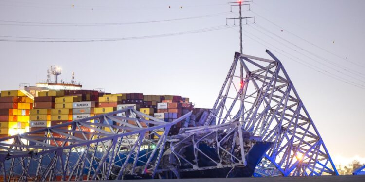 Carguero que derrumbó puente perdió propulsión antes de colisionar