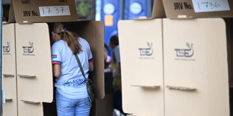 El Salvador respalda al oficialismo en los municipios