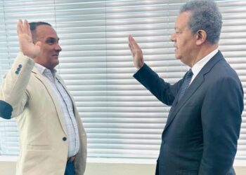 Leonel juramenta al exgeneral Manolo Fernández en la Fuerza del Pueblo