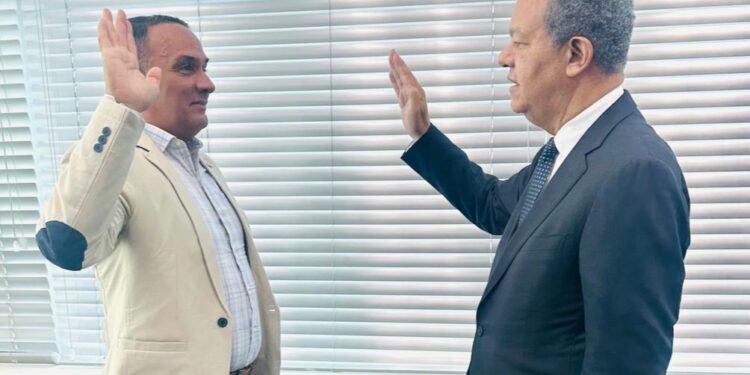 Leonel juramenta al exgeneral Manolo Fernández en la Fuerza del Pueblo