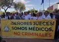 Médicos protestan en rechaza a sentencias condenan galenos