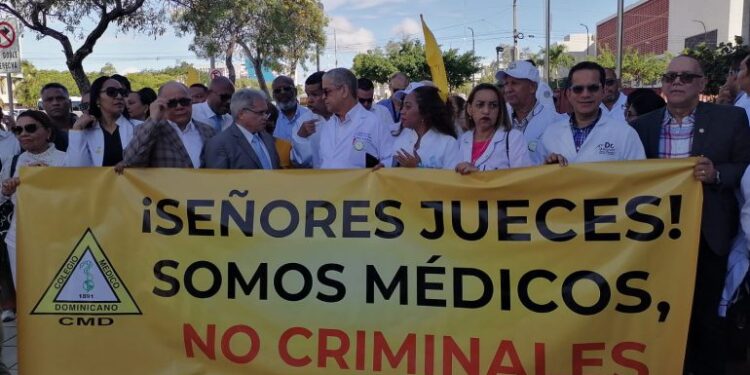 Médicos protestan en rechaza a sentencias condenan galenos