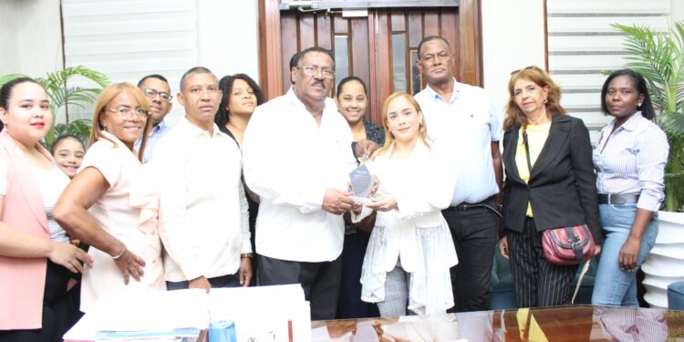Junta de vecinos sector Mejoramiento Social reconoce al doctor Edisson Féliz Féliz