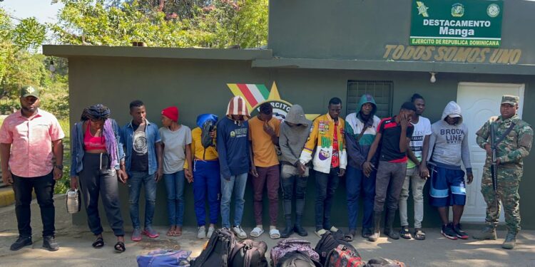 Apresan dos por transportar 12 haitianos indocumentados