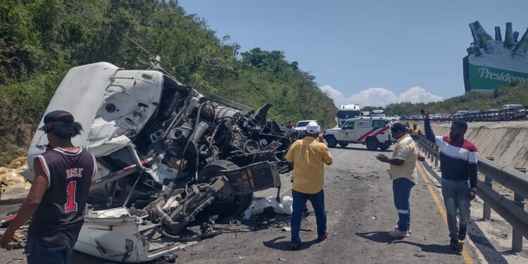 Accidente deja varios heridos; 911 coordina asistencia