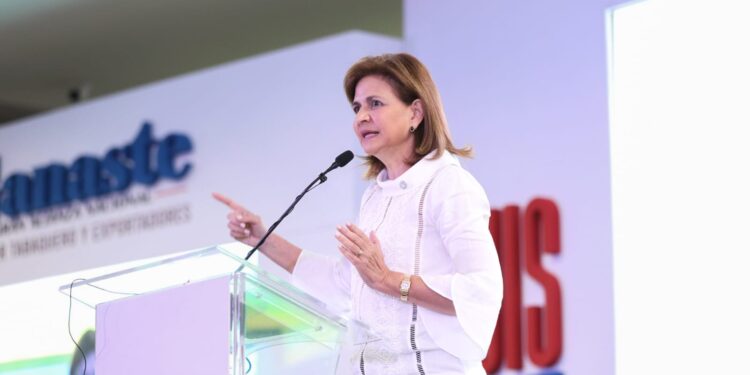 Raquel Peña reafirma su compromiso y amor por el sector tabaquero en Santiago