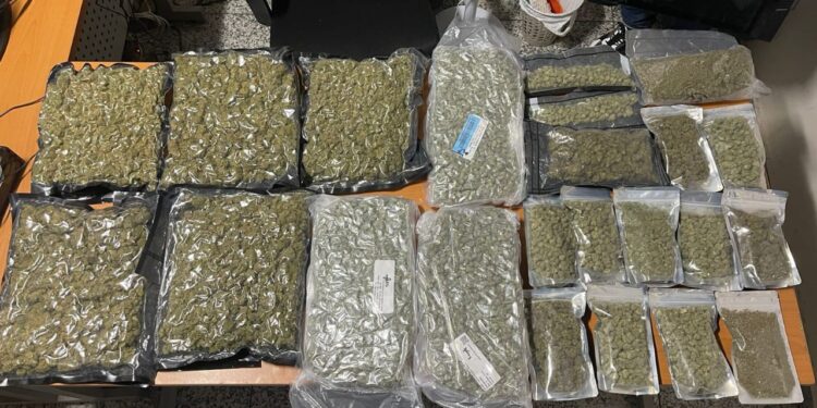 Decomisan en el AILA 23 paquetes de marihuana