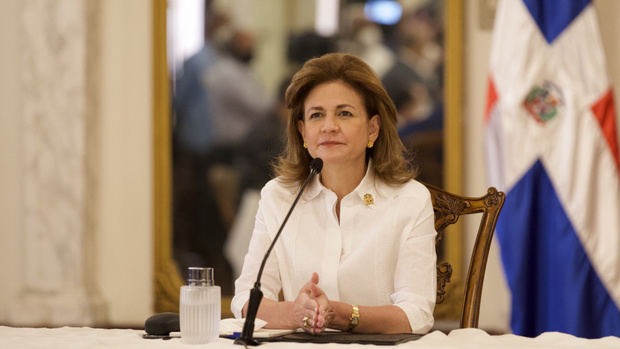 Raquel Peña aterriza en Aeropuerto El Catey por prevención de mal tiempo