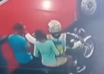 Mujer muere de un balazo durante asalto