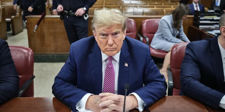 Multan a Trump con 9,000 dólares por desacato en ‘orden mordaza’ durante su juicio penal