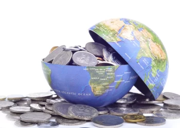 FMI estima que la economía global crecerá más de lo esperado