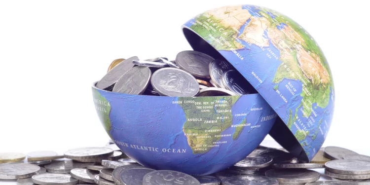 FMI estima que la economía global crecerá más de lo esperado