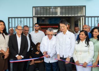 Alcalde de SDE entrega remozado y equipado el centro médico Ralma