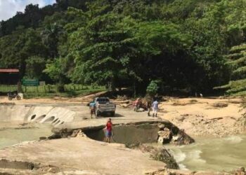 Se desploma puente en Espaillat debido a fuertes aguaceros