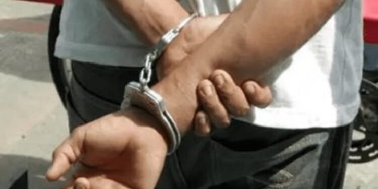 Apresan hombre mientras agredía físicamente a su pareja en Bahoruco