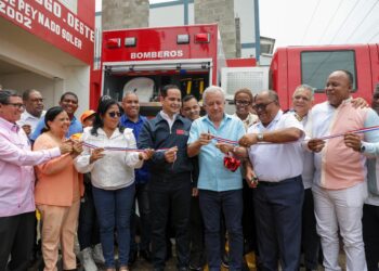 911 entrega camión al Cuerpo de Bomberos de SDO