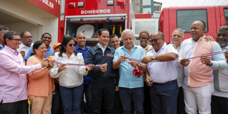 911 entrega camión al Cuerpo de Bomberos de SDO