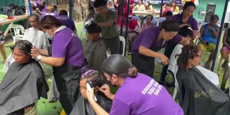 Una escuela ofrece cortes de pelo gratis ante el calor extremo en Filipinas