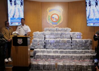 Atrapan lancha con dos individuos a bordo y 675 paquetes presumiblemente cocaína