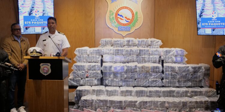 Atrapan lancha con dos individuos a bordo y 675 paquetes presumiblemente cocaína