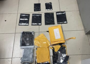 Frustran envío de seis láminas de cocaína a Róterdam