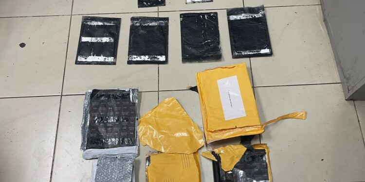 Frustran envío de seis láminas de cocaína a Róterdam