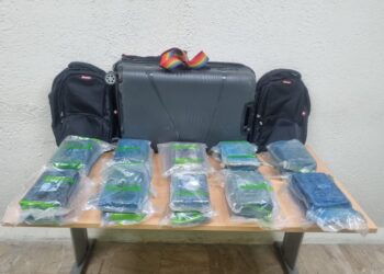 Arrestan dos hombres e incautan 20 paquetes presumiblemente cocaína