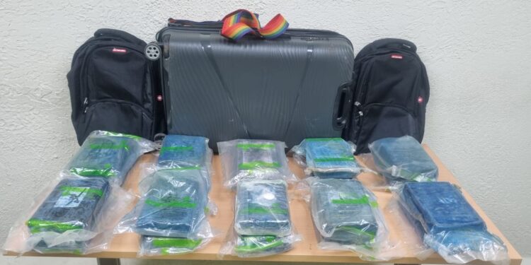 Arrestan dos hombres e incautan 20 paquetes presumiblemente cocaína