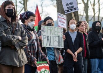 Más desalojos y arrestos en universidades de EEUU por protestas propalestinas