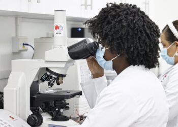 Bioanalistas hacen posible más de 80 millones pruebas de laboratorios en la Red Pública