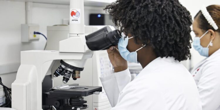 Bioanalistas hacen posible más de 80 millones pruebas de laboratorios en la Red Pública