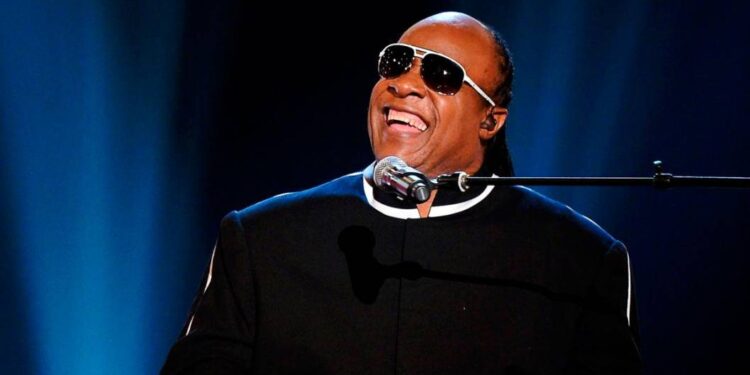 Stevie Wonder recibe la nacionalidad de Ghana