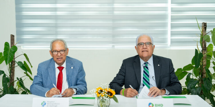 HOMS y BHD firman acuerdo de financiamiento para médicos 