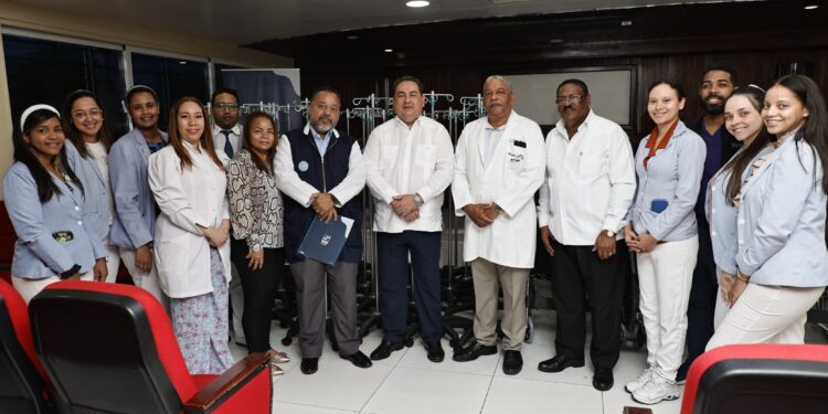SNS entrega al Moscoso Puello, moderno sistema de endosonografía