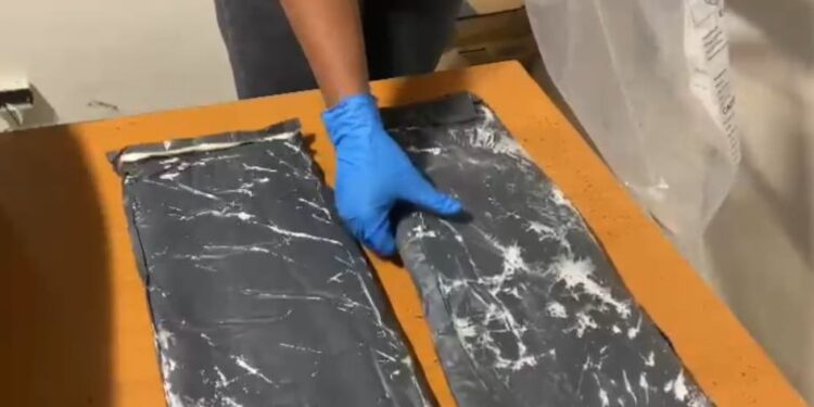 Atrapan mujer viajaría a España con dos láminas de cocaína escondidas en equipaje