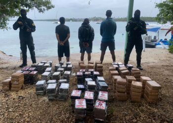 Confiscan 322 paquetes presumiblemente cocaína y marihuana