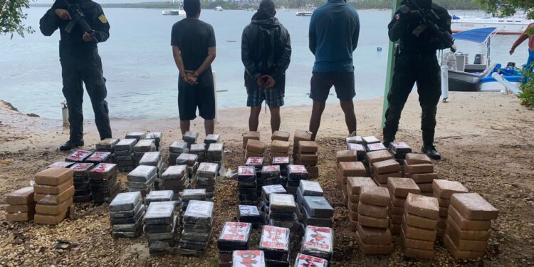 Confiscan 322 paquetes presumiblemente cocaína y marihuana