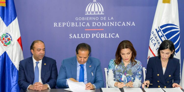 Salud Pública y Voluntariado Banreservas firman acuerdo de campaña contra el dengue