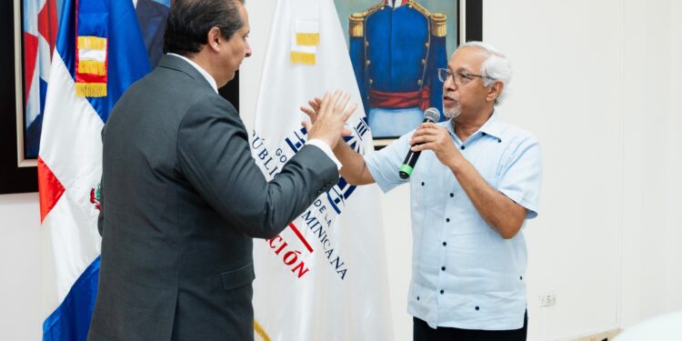 El Ministro de Salud es juramentado como miembro del Consejo Nacional de Educación