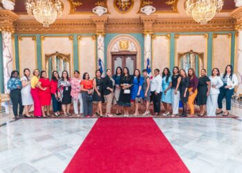 Comunidad Mujeres Que Emprenden visitan el Palacio Presidencial
