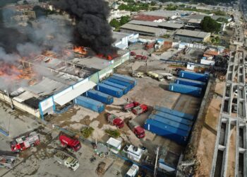 Reportan incendio en nave, no se registran daños humanos