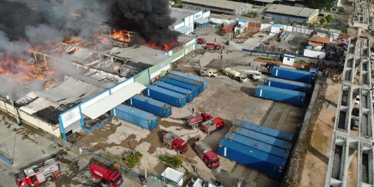 Reportan incendio en nave, no se registran daños humanos