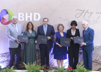 BHD presenta edición conmemorativa del poema “Hay un país en el mundo” ilustrado por Elsa Núñez