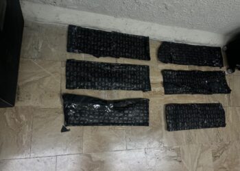 Detienen pareja abordarían un vuelo a España con seis láminas presumiblemente cocaína