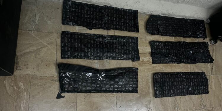 Detienen pareja abordarían un vuelo a España con seis láminas presumiblemente cocaína