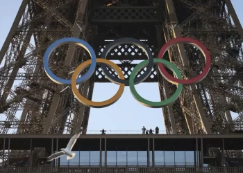 La Torre Eiffel exhibe los 5 aros olímpicos