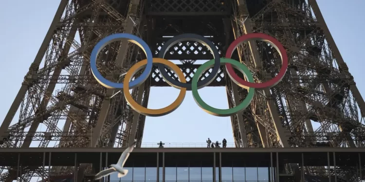 La Torre Eiffel exhibe los 5 aros olímpicos